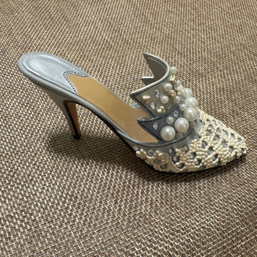 Just The Right Shoe- 1999 Frosted Fantasy- #25032 By Raine